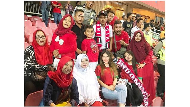 Asyiknya Via Vallen Nonton Bola Bersama Keluarga