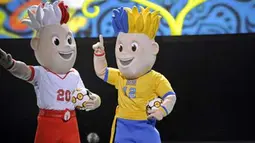 Mascot bersaudara, satu memakan kostum Ukraina (kanan) dan lainnya memakai kostum Polandia (kiri), dipresentasikan sebagai maskot Euro 2012 di Warsawa, 16 November 2010. AFP PHOTO / JANEK SKARZYNSKI 