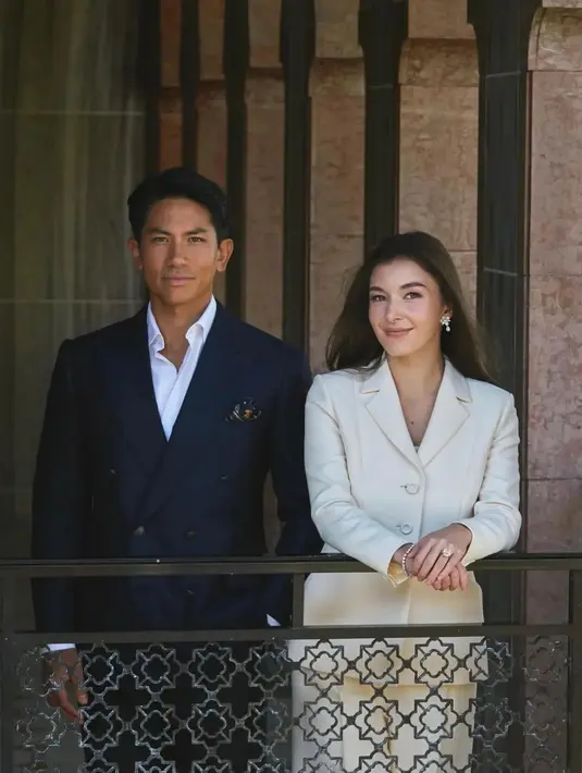 Masih ingat potret yang diunggah Pangeran Abdul Mateen sebelum pernikahannya dengan Anisha Rosnah. Di sini, Anisha Rosnah tampil menawan dengan formal look. Ia tampil dengan setelan atasan berkerah dan celana panjang berwarna putih yang serasi. [Foto: Instagram/anishaikkk]
