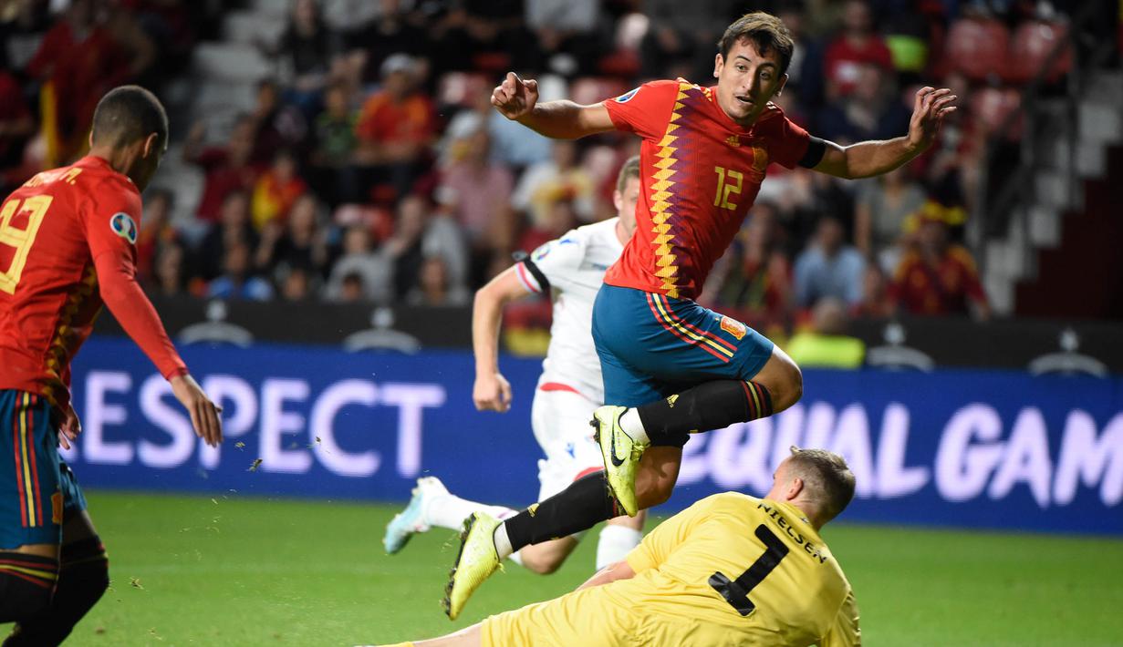 Striker Spanyol, Rodrigo, membobol gawang Kepulauan Faroe pada laga Kualifikasi Piala Eropa 2020 di Stadion El Molinon, Gijon, Minggu (8/9). Spanyol menang 4-0 atas Kepulauan Faroe. (AFP/Miguel Riopa)