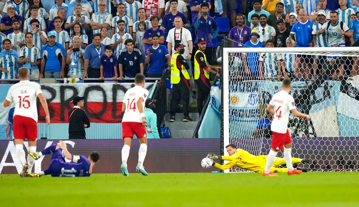 Kiper Polandia Wojciech Szczesny melakukan penyelamatan tendangan pemain Argentina Lionel Messi pada pertandingan sepak bola Grup C Piala Dunia 2022 di Stadion 974, Doha, Qatar, 30 November 2022. Argentina lolos ke babak 16 besar Piala Dunia 2022 dengan status juara Grup C usai mengalahkan Polandia 2-0. (AP Photo/Darko Bandic)