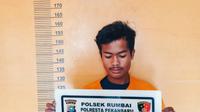 Pelaku pencurian mesin air masjid di Kota Pekanbaru. (Liputan6.com/M Syukur)