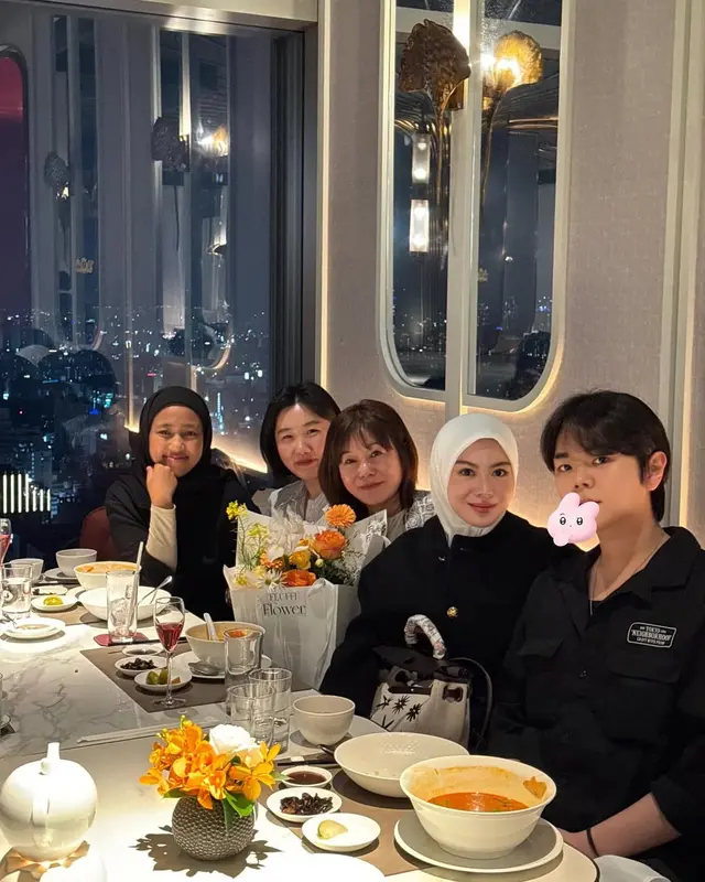 Meski beda keyakinan tetap rayakan ultah bersama, begini momen 6 perayaan hari lahir ibu Ayana Moon