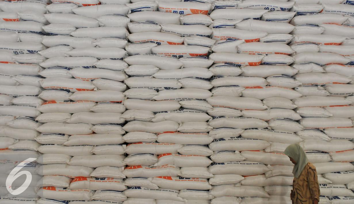 Suasana Gudang Badan Urusan Logistik (Bulog) kawasan Kelapa Gading, Jakarta Utara, Selasa (7/6). Bulog meyakini stoknya cukup untuk memenuhi kebutuhan masyarakat hingga 7 bulan ke depan. (Liputan6.com/Johan Tallo)