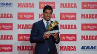 Striker Barcelona, Luis Suarez, meraih penghargaan Golden Shoe 2015-2016 di Barcelona, Kamis (20/10/2016). (AFP/Josep Lago)