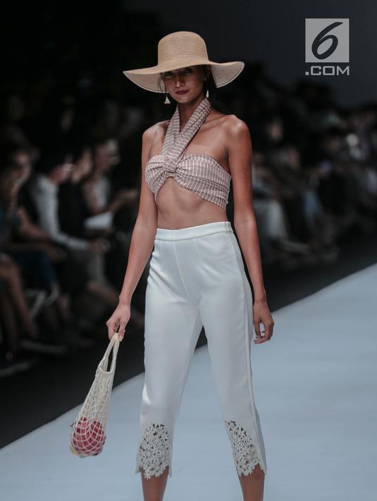 Model berjalan di catwalk mengenakan busana persembahan "COTTONINK" pada Jakarta Fashion Week 2019 di Senayan City, Rabu (24/10/2018). Pada peragaan busana itu "COTTONINK" mempersembahkan sejumlah rancangan dari beberapa artis (Liputan6.com/Faizal Fanani)