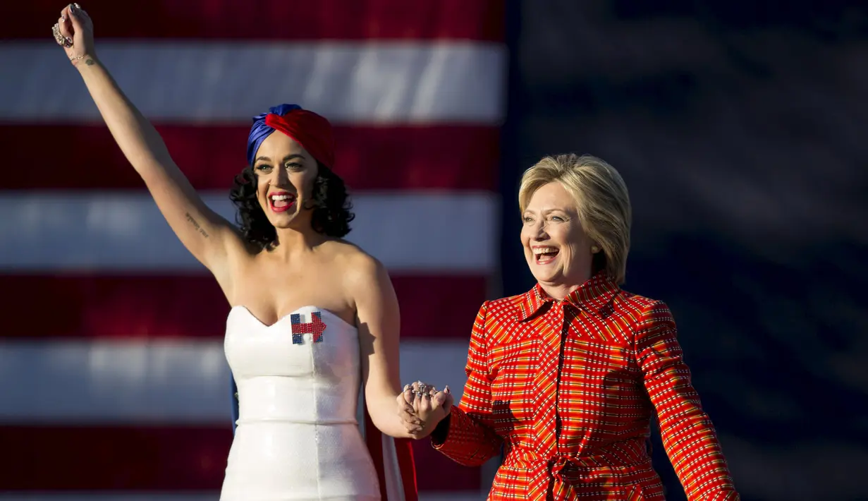 Katy Perry (kiri) bersama Kandidat Presiden AS, Hillary Clinton saat kampanye di Des Moines , Iowa , Sabtu (24/10/ 2015). Kehadiran Katy Perry membuat kampanye Hillary disambut dengan antusias oleh warga.  (REUTERS / Scott Morgan)