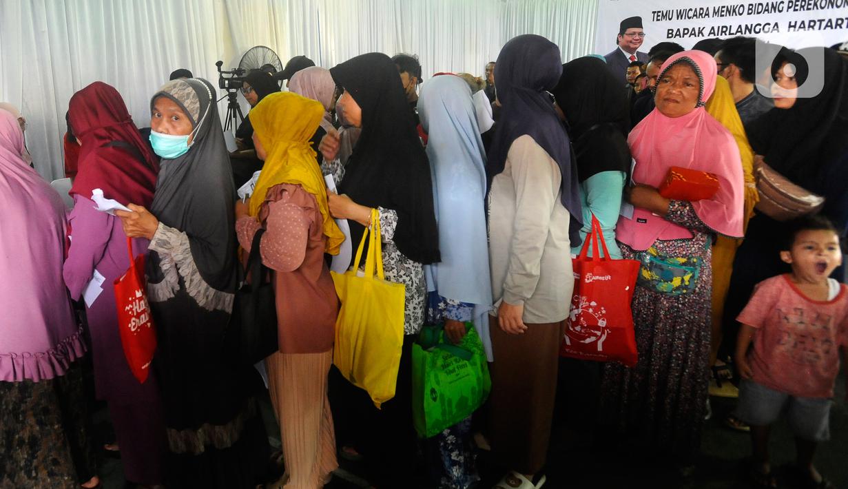 "Bantuan pangan ini diberikan karena pengaruh El nino. Jadi, Pemerintah memiliki dua program yitu BLT dalam bentuk uang yang diterima bulan Desember Rp 400 ribu," kata Airlangga. (merdeka.com/Arie Basuki)