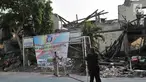 Guru memindahkan gawang di dekat bangunan yang ambruk di SMP Negeri 32, Pejagalan, Tambora, Jakarta, Selasa (14/8).  Setelah ambruk pada akhir tahun lalu gedung SMPN 32 kini sangat memprihatinkan.(Merdeka.com/ Iqbal S. Nugroho)