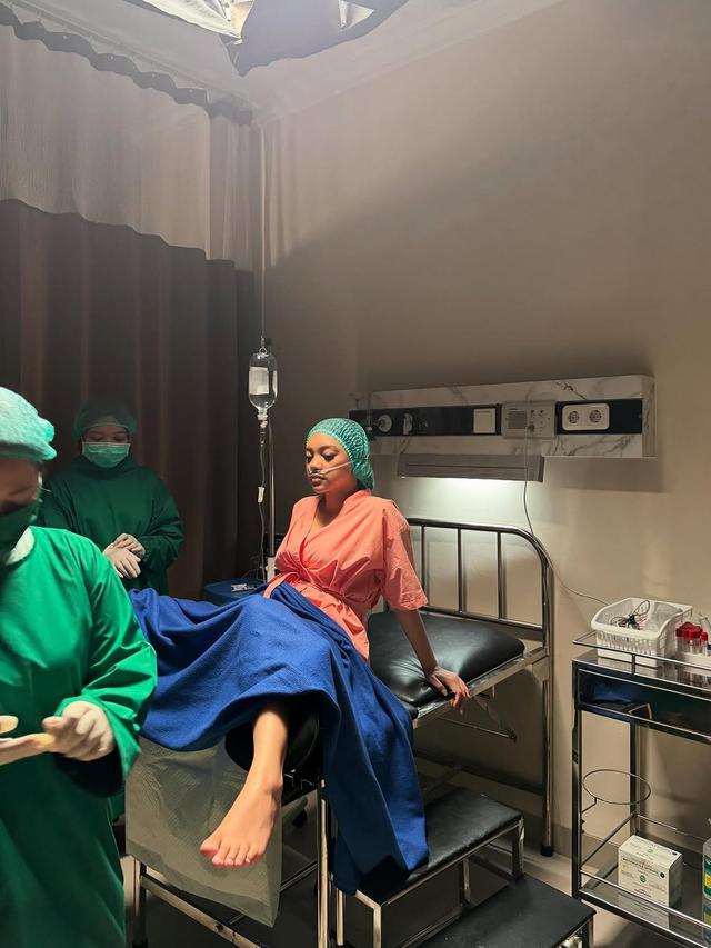 6 Potret Naura Ayu di Balik Layar Series Santri Pilihan Bunda 2