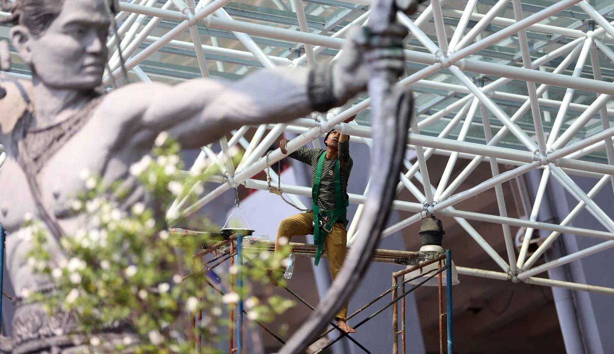 Sejumlah pekerja sibuk mengecat dan membersihkan Pintu VVIP Stadion Gelora Bung Karno, Senayan, Rabu (4/11/2015). Pengerjaan ini merupakan bagian dari persiapan Asian Games 2018. (Bola.com / Nicklas Hanoatubun)