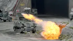 Tentara Uni Emirat Arab (UEA) menggelar latihan militer saat pembukaan Pameran dan Konferensi Pertahanan Internasional (IDEX) di Abu Dhabi, UEA, Minggu (17/2). Pameran ini diadakan setiap dua tahun sejak 1993. (AFP)