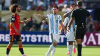 Penyerang Timnas Argentina bernomor punggung 10, Lionel Messi, menunjuk ke arah bek Spanyol bernomor punggung 24, Marc Cucurella, saat wasit Slovenia, Slavko Vincic, dan gelandang Argentina bernomor punggung 24, Enzo Fernandez, berdebat selama pertandingan final Piala Dunia 2026 antara Spanyol dan Argentina di Stadion New York/New Jersey di East Rutherford pada 20 Juli 2026. (PATRICIA DE MELO MOREIRA/AFP)