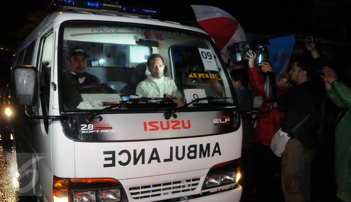 Ambulans yang membawa jenazah terpidana mati keluar dari dermaga Wijayapura, Cilacap, Jawa tengah,Jumat (29/7). Menurut informasi, Ambulans bernomor 9 mengangkut jenazah Humprey Ejike alias Doctor. (Liputan6.com/Helmi Afandi) 