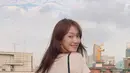 Lee Sung Kyung memamerkan senyuman manisnya sambil melihat ke arah kamera dengan outfit simpel. Aktris tersebut mengenakan kaos oblong berwarna putih yang dipasangkan dengan celana kulot berwarna hitam. (Instagram/@heybiblee)