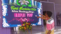 PS Mojokerto Putra mendapat karangan duka cita sebagai bentuk sindiran dari suporter Persik jelang pertemuan kedua tim di Kediri, Selasa (1/8/2017). (Bola.com/Robby Firly)