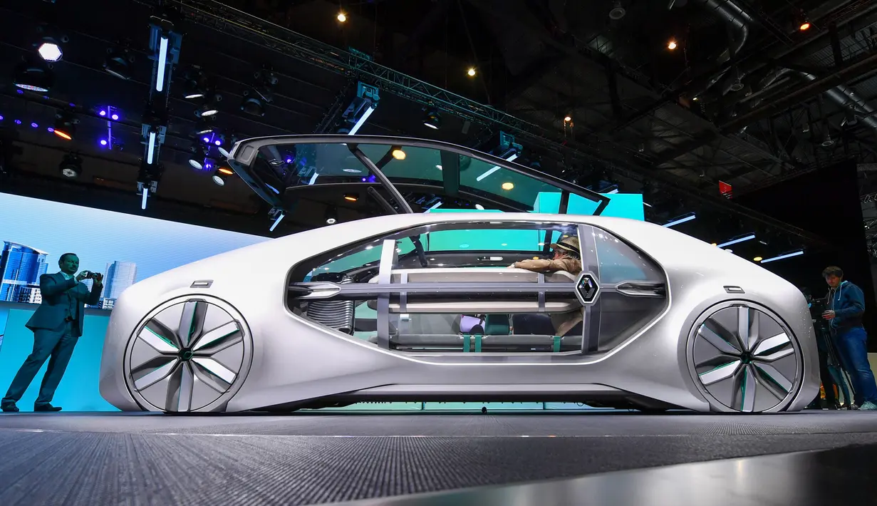 Kendaraan robot dengan mobilitas berbagi, Renault EZ-GO, pada pameran otomotif Geneva Motor Show 2018, Selasa (6/3). Pintunya yang terbuka dari muka kendaraan didesain agar memberikan ruang yang luas dan aman ketika naik dan turun. (Fabrice COFFRINI/AFP)
