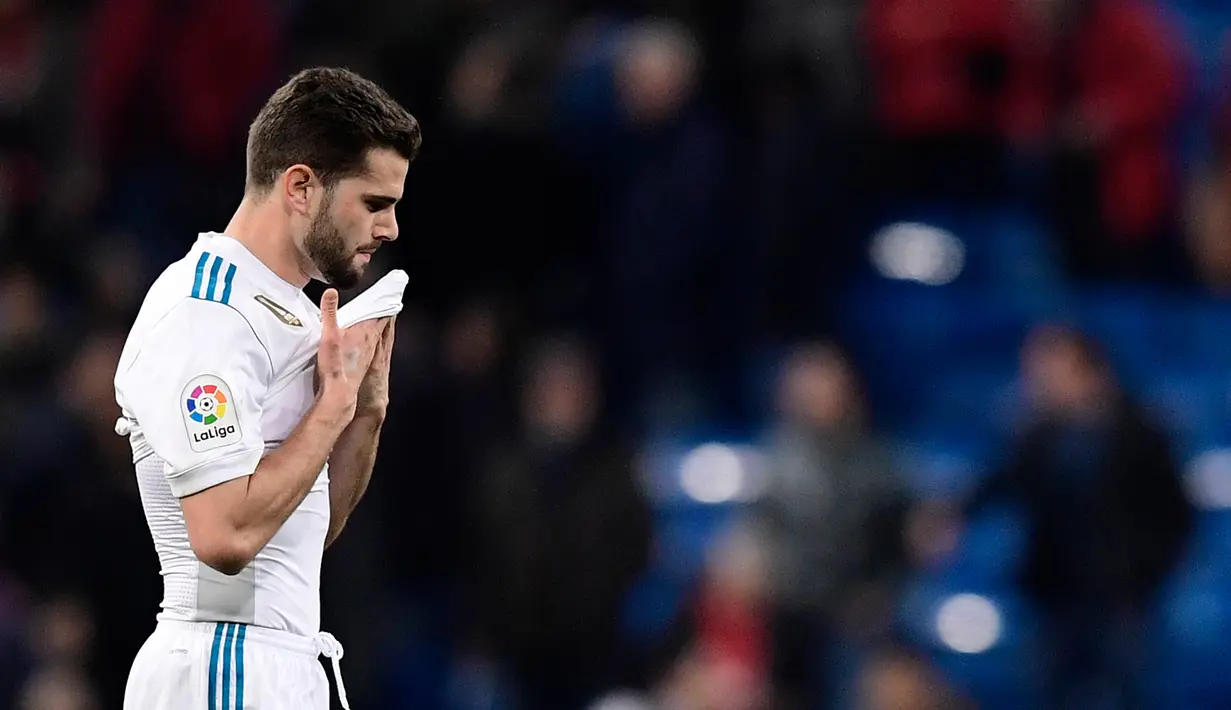 Bek Real Madrid, Nacho Fernandez meninggalkan lapangan usai kalah atas Leganes pada leg kedua perempatfinal Copa del Rey di Santiago Bernabeu, Kamis (25/1). Real Madrid tersingkir dari Copa del Rey setelah menelan kekalahan 1-2. (JAVIER SORIANO/AFP)