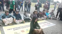 Aksi jemur diri buruh Yogya dilakukan di depan Kraton Yogyakarta. (Liputan6.com/Yanuar H)
