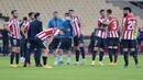 Para pemain Athletic Bilbao tampak lesu usai ditaklukkan Barcelona pada laga final Copa del Rey di Stadion Olimpico de Sevilla, Minggu (18/4/2021). Barcelona menang 4-0 atas Athletic Bilbao. (AFP/Cristina Quicler)