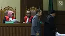 Terdakwa dugaan merintangi penyidikan korupsi e-KTP, Fredrich Yunadi (ketiga kiri) bersama penasehat hukumnya usai menghadap majelis hakim saat sidang lanjutan di Pengadilan Tipikor, Jakarta, Senin (30/4). (Liputan6.com/Helmi Fithriansyah)