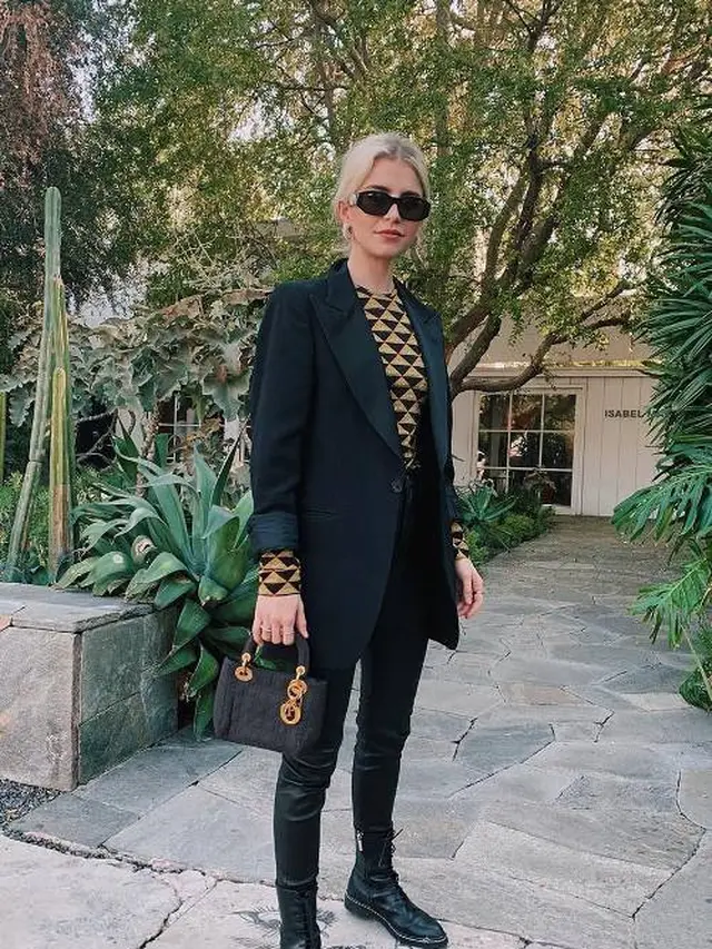 Skinny Jeans Penuh Aksi dengan Paduan Berikut Ini