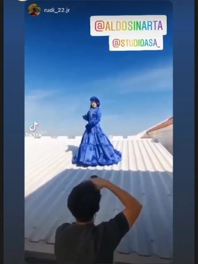 Selfi Yamma alias Selfi LIDA tampil glamor saat pemotretan di atas atap bangunan (Foto: Instagram/@rudi_22.jr/@studioasa_)