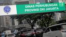 Sejumlah kendaraan melintasi rambu elektronik yang berada di Jalan Sudirman, Jakarta, Kamis (28/3). Dinas Perhubungan DKI Jakarta menganggarkan dana sebesar Rp 11 miliar untuk menambah rambu elektronik di sejumlah ruas jalan Ibu Kota. (Liputan6.com/Faizal Fanani)