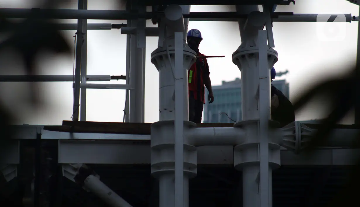 Pekerja melakukan pengerjaan penyelesaian salah satu Stasiun LRT di Jalan HR Rasuna Said, Jakarta, Kamis (25/6/2020). Pada tahun 2020, Kementerian Pekerjaan Umum dan Perumahan Rakyat (PUPR) menargetkan sertifikasi kepada 113.900 orang tenaga kerja konstruksi. (Liputan6.com/Helmi Fithriansyah)