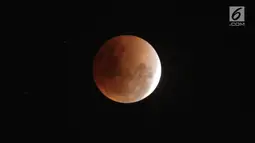 Penampakan "super blue blood moon" menjelang proses terjadinya gerhana bulan total yang mengubah bulan menjadi kemerahan di atas langit Jakarta, Rabu (31/1). Proses gerhana bulan total tersebut berlangsung selama 4-5 jam. (Liputan6.com/Arya Manggala)