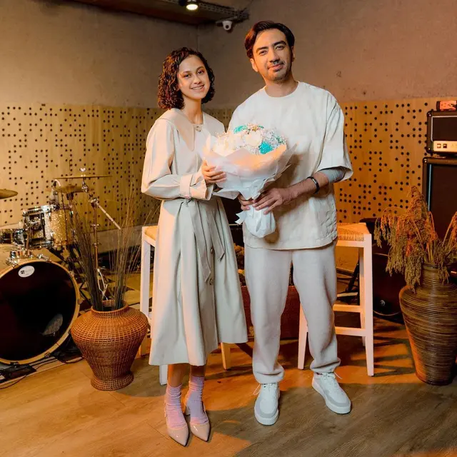 Cover Lagu Bareng, Ini 6 Potret Kebersamaan Asila Maisa dan Reza D’Academy
