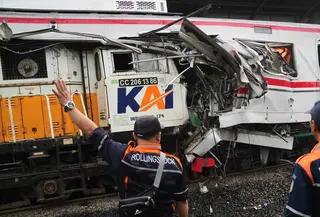 Para pekerja memeriksa kondisi lokomotif Kereta Api Jarak Jauh (KAJJ) Argo Bromo Anggrek dan salah satu gerbong Kereta Rel Listrik (KRL) Commuter Line yang mengalami kecelakaan di Stasiun Bekasi Timur, Bekasi, Jawa Barat, Selasa 28 April 2026. (AP Photo/Tatan Syuflana)
