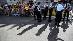 Petugas keamanan Prancis tengah berjaga dekat garis finish saat sesi latihan persiapan etape ke-18 Tour De France di Sallanches., (22/7/2016). (AFP/Lionel Bonaventure)