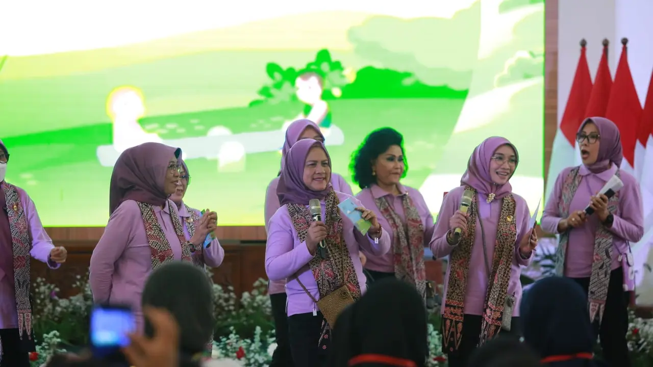 Ibu Negara Iriana Jokowi bersama anggota Organisasi Aksi Solidaritas Era Kabinet Indonesia Maju (OASE-KIM)