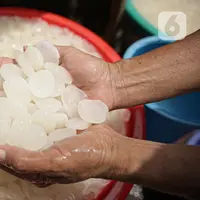 Pedagang menyortir kolang-kaling untuk dijual di kawasan Tanah Abang (13/4/2021). Selama Ramadan buah kolang-kaling selalu diburu oleh masyarakat. Tak heran jika pedagang musiman selalu bermunculan saat bulan suci tersebut. (Liputan6.com/Faizal Fanani)