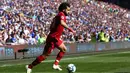 Aksi Mohamed Salah pada laga lanjutan Premier League yang berlangsung di Stadion Millenium, Cardiff, Minggu (21/4). Liverpool menang 2-0 atas Cardiff City. (AFP/Geoff Caddick)