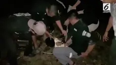 Rekaman aksi detik-detik perburuan pelaku pencuri spesialis rumah kosong di Kendari. Pelaku yang berusaha melarikan diri terpaksa dikejar polisi disertai aksi tembakan.