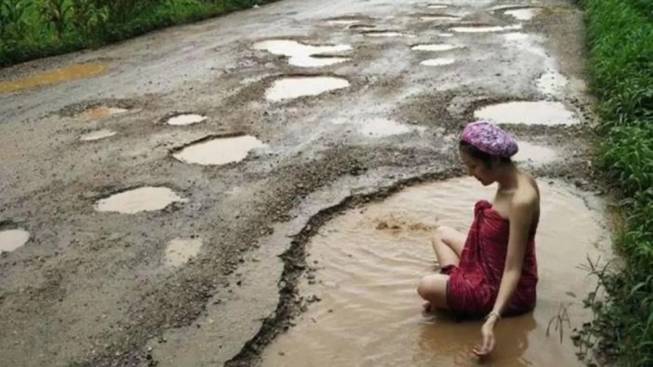 Mandi di Kubangan Lumpur, Cewek Ini Punya Alasan yang Bikin Salut