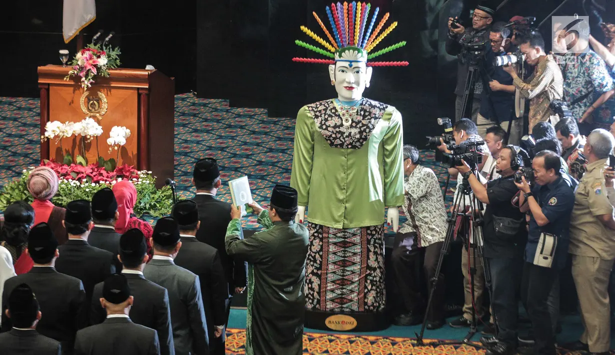 Anggota DPRD DKI Jakarta yang terpilih dalam Pemilu 2019 melakukan sumpah jabatan saat pelantikan di Gedung DPRD DKI Jakarta, Senin (26/8/2019). Sebanyak 106 anggota DPRD DKI Jakarta 2019-2024 resmi dikukuhkan oleh Plh Ketua Pengadilan Tinggi DKI Jakarta Syahrial Sidik. (Liputan6.com/Faizal Fanani)