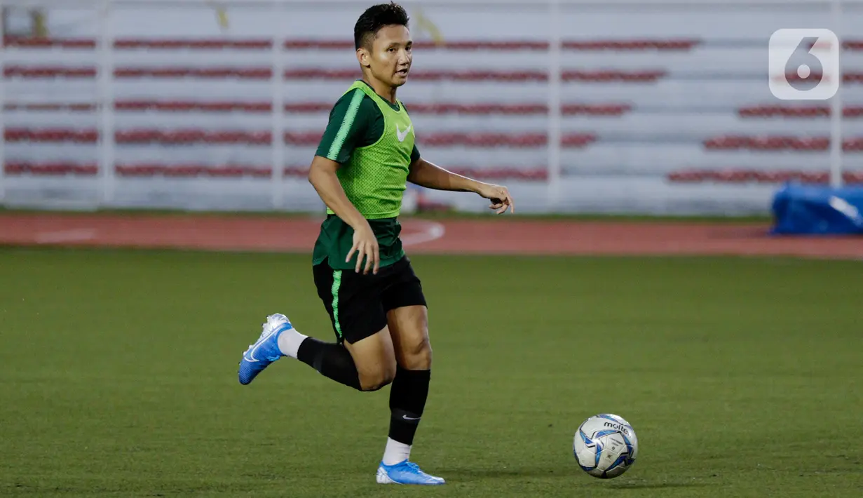 Pemain Timnas Indonesia U-22, Syahrian Abimanyu, mengontrol bola saat sesi latihan di Stadion Rizal Memorial, Manila, Jumat (22/11). Latihan ini persiapan jelang laga SEA Games 2019. (Bola.com/M Iqbal Ichsan)