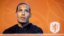 Pemain Timnas Belanda, Virgil van Dijk, memberikan keterangan pers usai sesi latihan jelang laga UEFA Nations League di Zeist, Belanda, Selasa (1/9/2020). Belanda akan berhadapan dengan Polandia. (Photo by Koen van Weel / ANP / AFP)