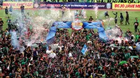 Persebaya Surabaya merayakan gelar juara Piala Gubernur Jatim 2020. (Bola.com/Aditya Wany)