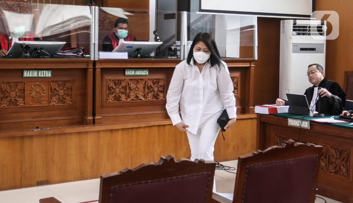Putri Candrawathi usai menjalani sidang lanjutan dalam kasus pembunuhan Brigadir Yosua Hutabarat dengan agenda sidang pembacaan tuntutan oleh Jaksa Penuntut Umum di Pengadilan Negeri Jakarta Selatan, Rabu (18/1/2023). Jaksa menilai Putri terbukti secara sah meyakinkan, bersama-sama melakukan pembunuhan berencana terhadap Nofriansyah Yosua Hutabarat alias Brigadir J. (Liputan6.com/Johan Tallo)