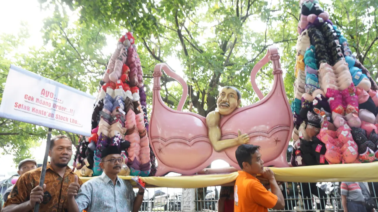 Gunungan BH Ramaikan Peresmian Bangunan Anyar Pasar Klewer