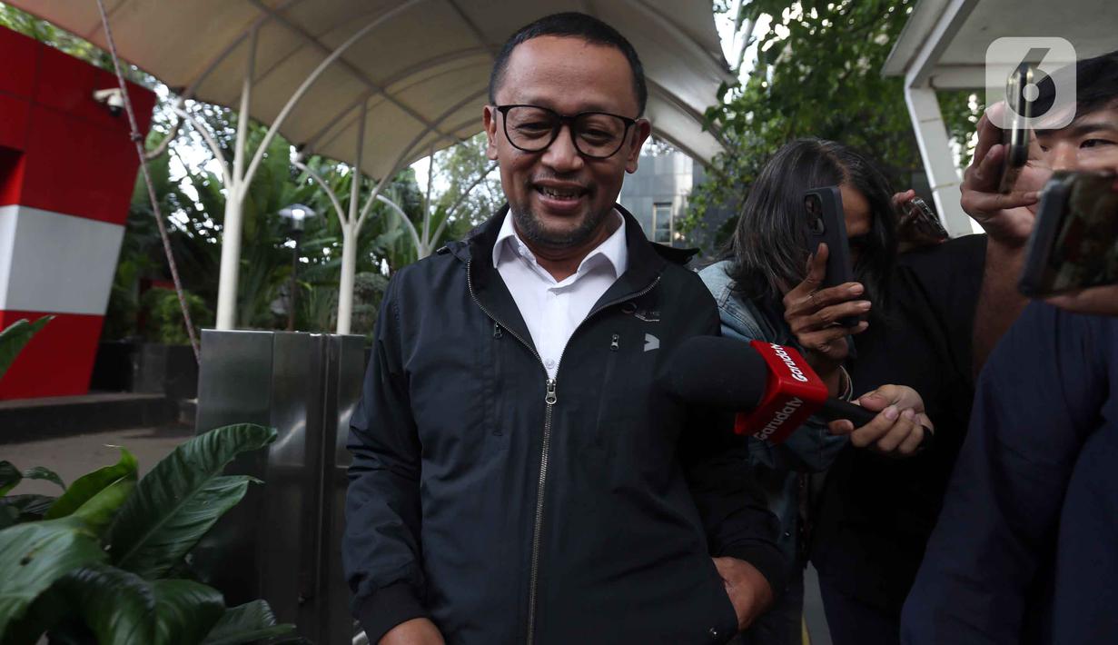 Hal itu diungkap KPK pada 9 Januari 2026 ketika mengumumkan dua tersangka kasus dugaan korupsi kuota haji, yakni Yaqut Cholil Qoumas (YCQ), dan Ishfah Abidal Aziz (IAA). Tampak dalam foto, mantan staf khusus Menteri Agama periode 2019-2024, Yaqut Cholil Qoumas, Ishfah Abidal Aziz alias Gus Alex berjalan meninggalkan Gedung Merah Putih Komisi Pemberantasan Korupsi (KPK), Jakarta, Senin (26/1/2026). (Liputan6.com/Helmi Fitrhiansyah)