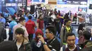 Pengunjung melihat pameran Indocomtech 2018, Jakarta, Rabu (31/10). Indocomtech 2018 diikuti 250 eksibitor, dari bidang telekomunikasi, komputer, software, games, smartphone, elektronik, dan aksesori yang ada di Indonesia. (Liputan6.com/Angga Yuniar)