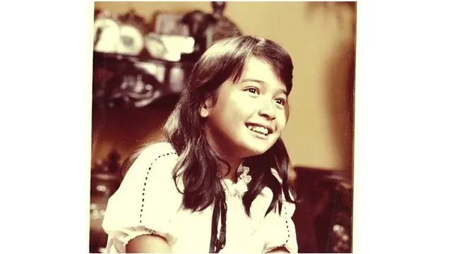 Sejak menikah dengan Ajun Perwira, banyak netizen yang penasaran akan kehidupan Jennifer Jill termasuk potret masa kecilnya.