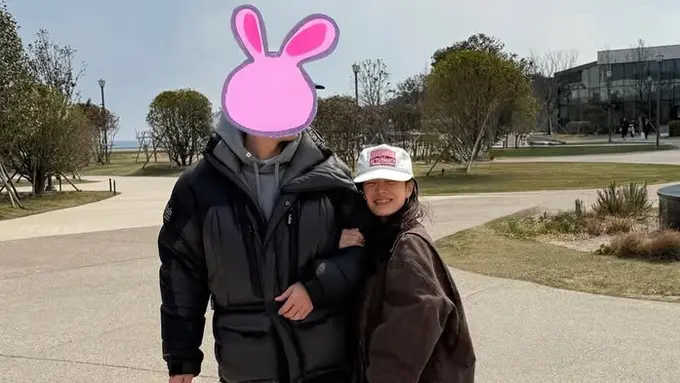 Son Ye Jin Unggah Foto Gandeng Hyun Bin