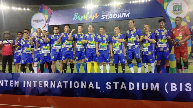 Laga persahabatan antara Banten All Star dan Pemprov Banten saat peresmian Banten Internatioan Stadium (BIS), Senin (9/5/2022)