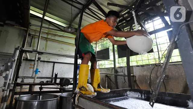 Pembuat Tahu Terdampak Kenaikan Harga Kedelai
